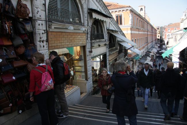 商う品は違いますがアメ横商店街に似た雰囲気があります。