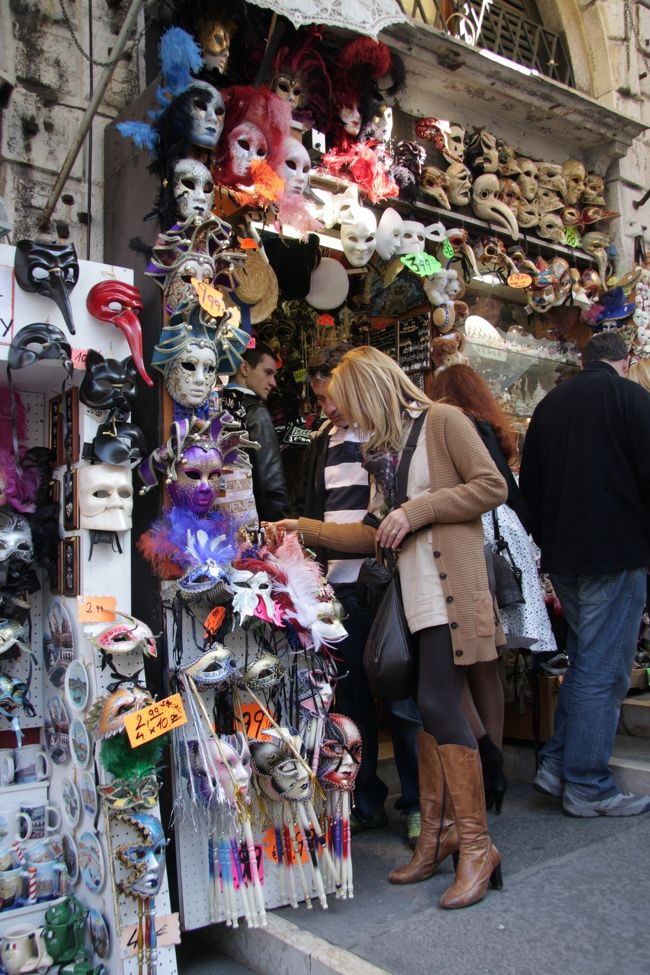 私のお土産は「土産店の写真」です。　　11：48<br /><br />今回の旅行でのお土産費用は230ﾕｰﾛでした。<br />写真集、ﾍﾞﾈﾁｱ･ｸﾞﾗｽ製品、ﾁｮｺﾚｰﾄ、ﾏｶﾛﾝなど。