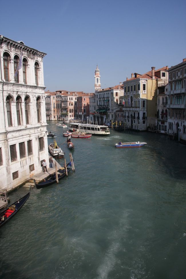 リアルト橋の南の方角の風景。<br />塔はサン・シルヴェストロ教会と思います。<br />