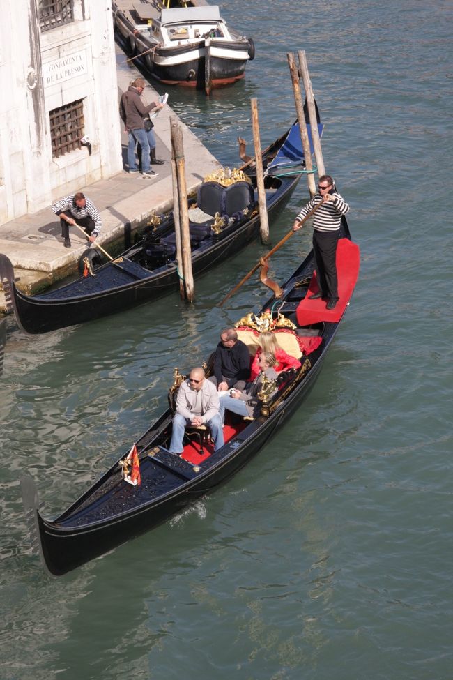 リアルト橋からの最後の写真はゴンドラ。11：49<br /><br />赤と黒のｺﾝﾄﾗｽﾄが素敵です。<br />「赤と黒」ｽﾀﾝﾀﾞｰﾙの小説に登場する主人公ｼﾞｭﾘｱﾝ･ｿﾚﾙとﾚﾅｰﾙ夫人・・・<br />あまり本を読まなかった少年でしたが記憶に残っています。<br />50年近い昔、日比谷の映画街のｼﾞｭﾘｱﾝ･ｿﾚﾙというﾗﾝｼﾞｪﾘｰ・ｼｮｯﾌﾟも・・。