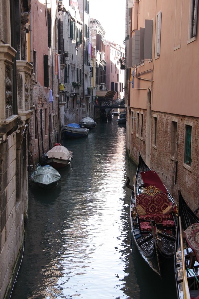 ムラーノ島へ行くために約1Km先の海岸を目指します。11：56<br />途中でいくつかの運河を渡りますが路地には人通りがほとんどなく不安でした。晴れていたので方角がわかり、何とかたどり着きました。
