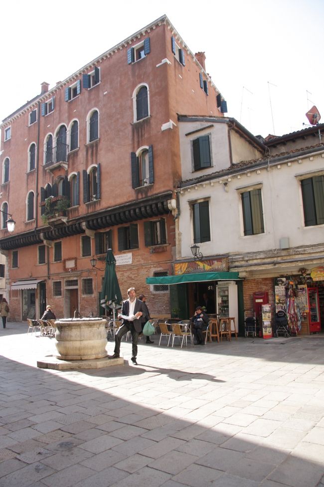 広場にはここにも井戸があります。11：59