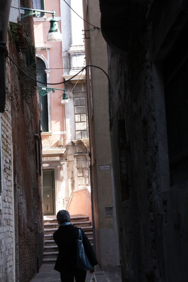 階段は運河の小橋です。11：59<br /><br />こんなに人気（ﾋﾄｹ）が少ない路地（ｶｯﾚと呼ばれる）を夜間歩く勇気はなさそうです。<br />ｶｯﾚはその数3000にも達するそうです。