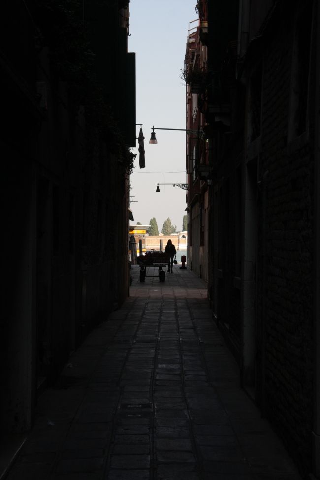 ようやく海が見えてきてホッとします。　　12：04<br /><br />大運河に架かる代表的な二つの橋であるアカデミア橋とリアルト橋界隈の街歩き風景を特集した第2回を終ります。<br />たくさんの写真をご覧いただきありがとうございました。<br />次回はヴェネチアン・グラスの製造元が集積したムラーノ島とサン・マルコです。