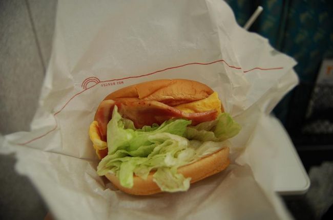 早速朝モス！<br />パンがマックみたいなふにゃふにゃで拍子抜け(笑)<br />台湾らしい薄味で、お腹に優しい感じ。<br /><br />一緒に頼んだアイスティーは、何も入れていないのに甘い。<br />バーガー＋アイスティー(M)で55元（約150円）<br /><br />車内販売も日本と同じ感じ。<br />お姉さんの服装がラフなぐらい(笑)