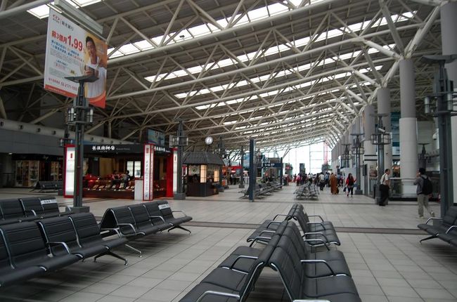 うとうとしてたらあっという間に終点の左營に到着！<br />90分ぐらい？？<br /><br />なんだかこの駅、空港みたい！<br />閑散としてる感も否めない！<br /><br />台湾の旅行者らしき人も結構見かけました。