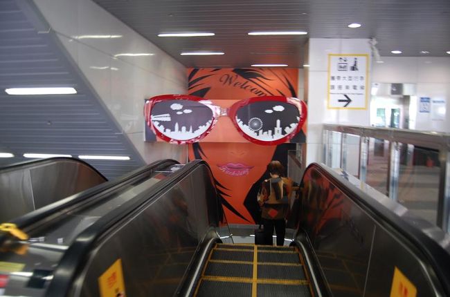 この日、荷物になるからという理由でガイドブックをホテルに置いて来た私たち。<br />インフォメーションで高雄の地図をもらって、それと旅のしおりで乗り切りました。<br /><br /><br />まずは、例の場所へ向かいます！<br />タクシーで行こうと思ったら、タクシーの運転手さんに道を教えられてしまった。<br />お、おう・・・謝謝！<br /><br /><br />というわけでMRTの左營駅へ。