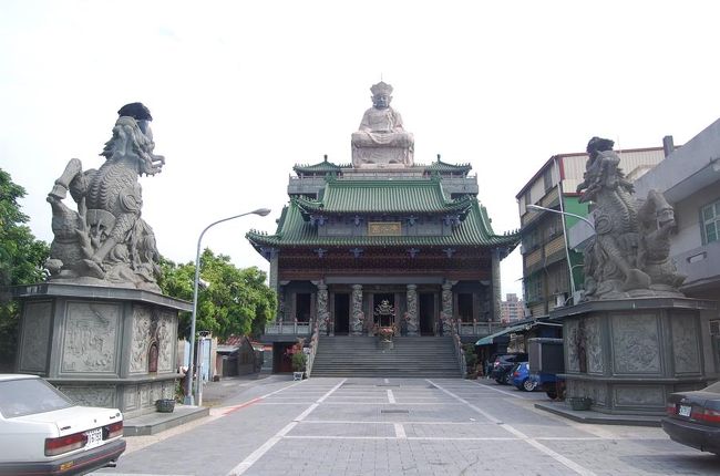 「拝んでね」っていうジェスチャーと共に、ここの前で降ろされた。<br /><br />散歩でも楽しみましょうか。