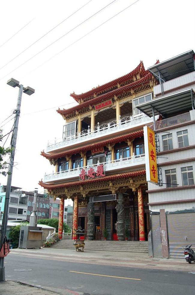 なんかいまどきな建て方なお寺。