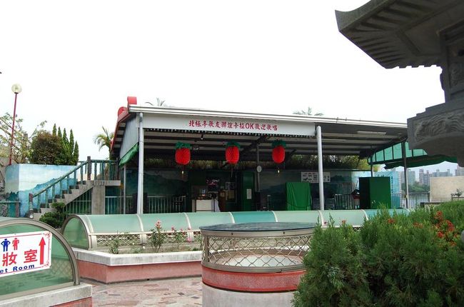 どこからともなく聞こえる歌声。<br />近づくと、なんと公開カラオケ場！<br /><br />男性がひとり、歌詞のモニターにはりつくようにして熱唱。<br />近所じゅうに響く、音程不安定な歌声(^^)<br />ゆるーい高雄の空気に合ってました。<br />