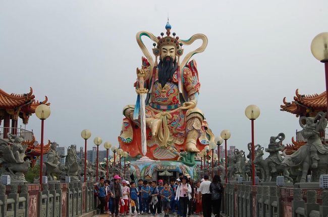 北極玄天上帝像！<br />21mもあるらしい。ド迫力。<br /><br />わらわらいるのは、像の子分ではなく地元の子供たちです。<br />遠足かな〜みんなはしゃいでてかわいかった！