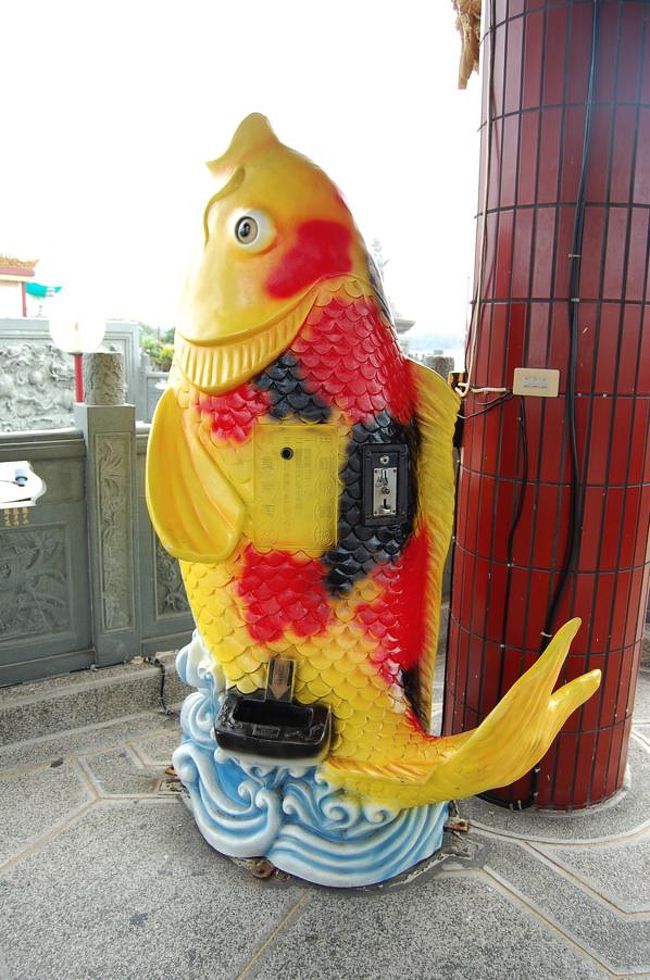 鯉の餌販売機。<br />無駄にクオリティ高い。好きです。