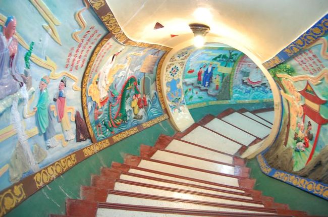 内部へ潜入。<br />トンネルのようになっている。