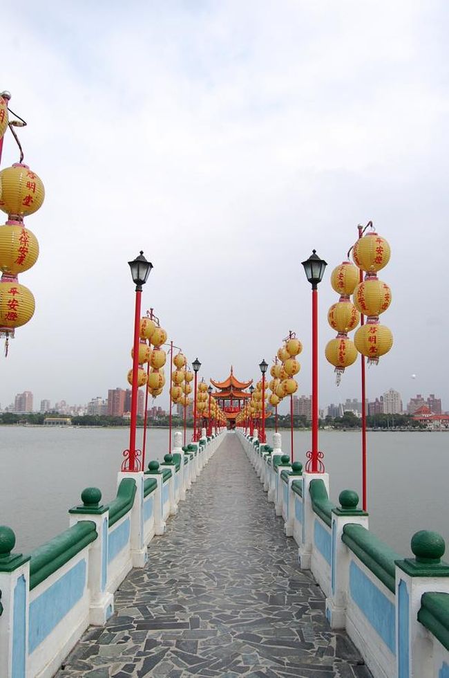 千と千尋のような雰囲気。<br />あの、水上列車の駅に向かうところを思い出しました。