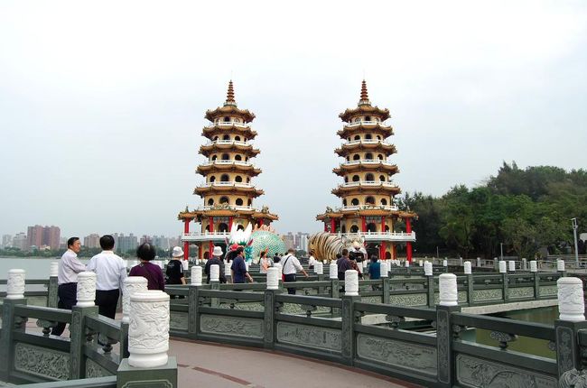 やっと着いた。<br />これが噂の・・・龍虎塔。<br /><br />今まで全然人がいなかったけど、ここに近づくと観光バスもいて観光客もいました。