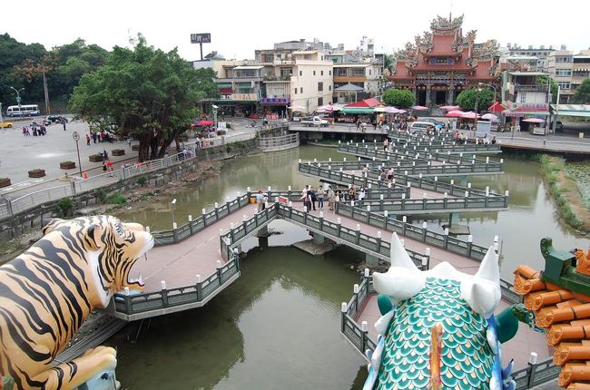 龍の２階部分から撮影。ジグザグ！<br />もっと上まで行けばもっと綺麗に撮れたんだろうなぁ。<br /><br />このジグザグ、キョンシーを思い浮かべるとわかると思いますが、<br />まっすぐしか進めない悪いものたちが入って来れないようにとのこと。<br />なるほど！<br />