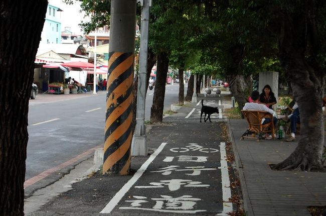 少し離れると、いるのはやっぱり犬とおじさんばかり。<br />釣りしてるおじさん、おしゃべりしてるおじさん、寝てるおじさん、カラオケにたむろするおじさん。<br />そんなにお年寄りじゃないのに、平日のお昼に何をしているのかな？<br /><br /><br />おじさん集団から「日本人だ！」と指をさされた。<br />そんなに珍しくないよね？(笑)