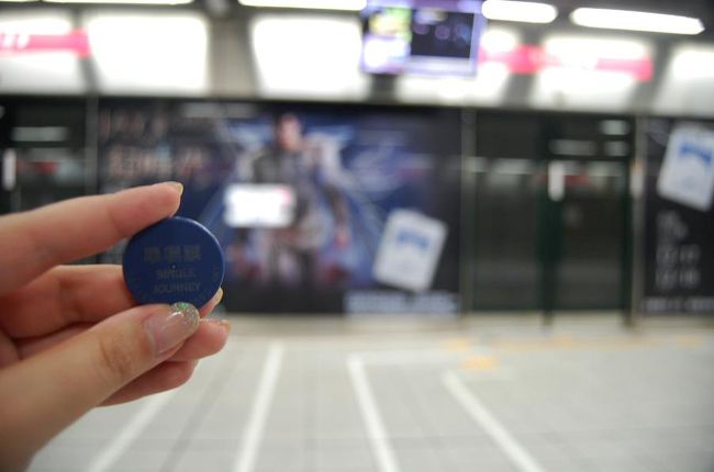 トークン（切符）。<br />高雄のMRTは紅線（レッドライン）と橘線（オレンジライン）しかないのでわかりやすかった。<br />