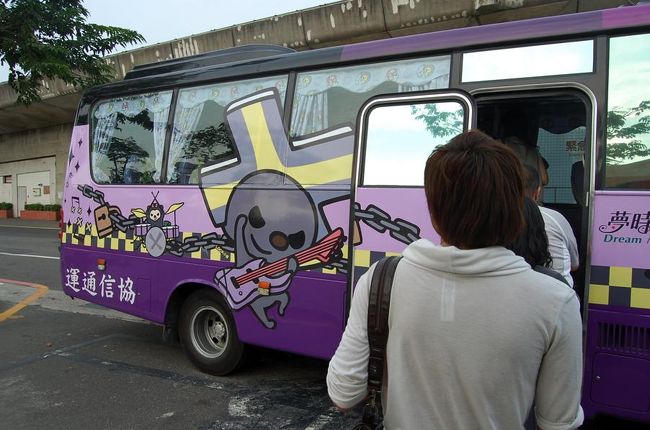 凱旋駅に到着。<br />この駅前から出ているシャトルバスで夢時代購物中心に向かいます。<br /><br />バスがOPENちゃんファミリーの子！<br />（セブンイレブンのキャタクター）<br /><br />車内のイスもカーテンもOPENちゃんファミリーで凝ってる。<br />こども大喜びだね！