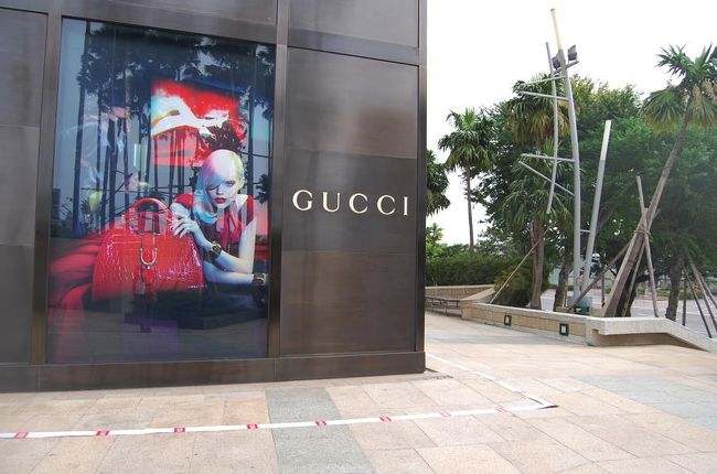 10分程度で到着。<br />バスの降車場所のすぐ横に、阪急百科のGUCCI。<br /><br />この何の変哲もないように見えるGUCCI、<br />大ヒット台湾ドラマ「ブラック＆ホワイト」のロケ地！<br />在天（ヴィック）が英雄（マーク）を裏切る切ないシーン。<br /><br /><br />ドラマに興味のない私ですが、このアクションドラマはハマりました。<br />「高雄に行きたい」って思ったのも、そのドラマを見て「きれいなところだなー」と思ったから。<br />