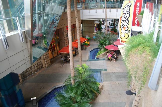 ドラマ「ブラック＆ホワイト」は、<br />高雄市が全面協力のもとほぼ高雄で撮影されているので、<br />ドラマの放送が終わったあと、観光客であふれたそう。<br /><br />この夢時代も、少し歩けば「あ！ここあの場面だ！」っていう感じでした。