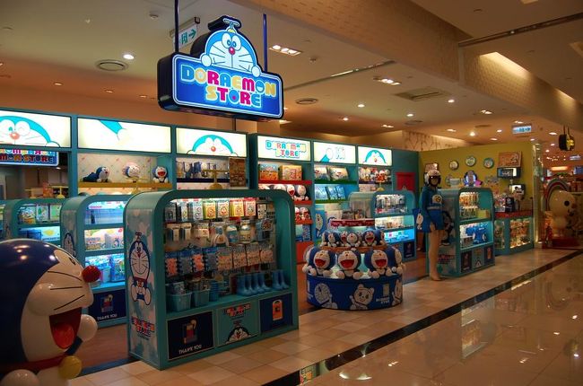 ドラえもんショップも。<br />ブランドとのコラボTシャツも売っていた。<br />台湾では、ドラえもんのTシャツを普通に着てる人結構見ました。<br />日本でいうスヌーピー的な感覚かな。