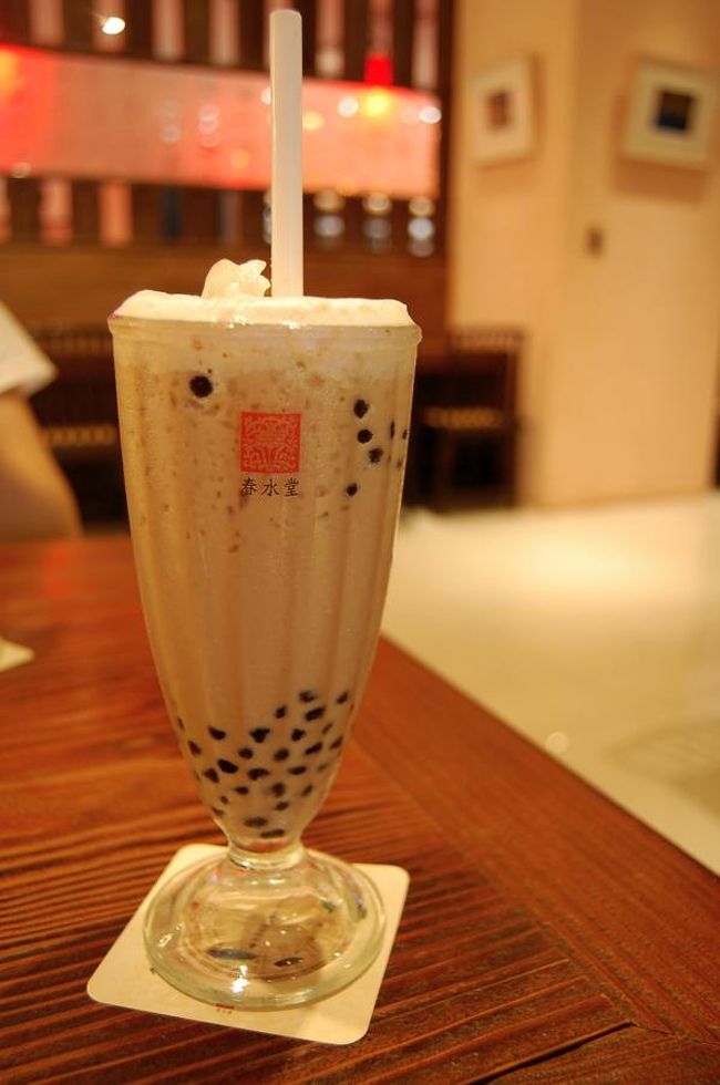 タピオカミルクティー！！！<br />これで小。<br /><br />中はまさかのジョッキタイプ。<br />台湾の方は普通に頼んでた。<br /><br /><br />このミルクティー、さらさらじゃなくて、スムージーっぽいというか。<br />なんと表現したらいいのかわからないけど、おいしい。<br />なんで台湾のタピオカはこんなにおいしいのか。<br />いつでもこんなのを飲めるなんて羨ましいなー