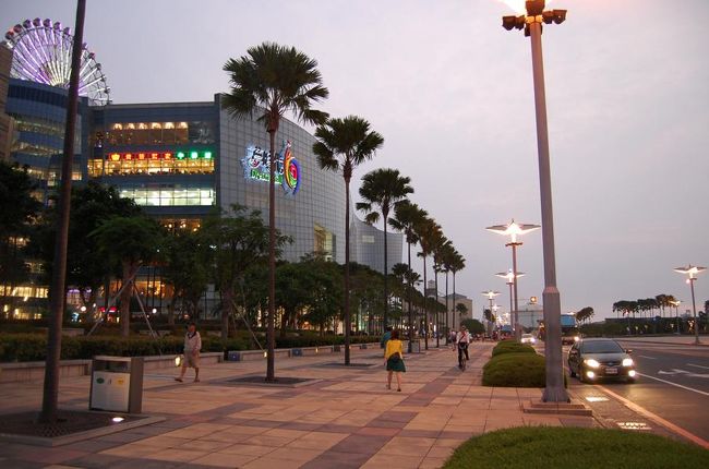 外観。<br />道が広い。<br /><br />ここも「ブラック＆ホワイト」だ〜<br />この道で銃撃戦するってすごい。<br />高雄市やるな。