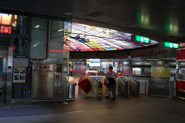 MRTで美麗島駅。<br />改札を抜ける前に、もう見えてる。<br />わくわく！