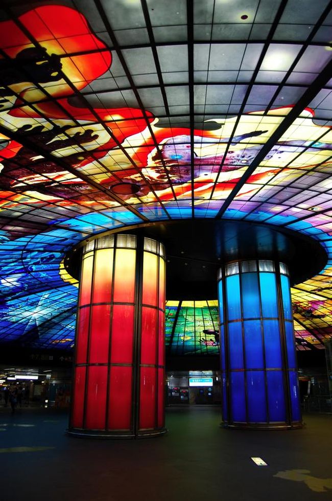 綺麗ですね〜。<br />ステンドグラス好きでなくとも興奮するんじゃないでしょうか！