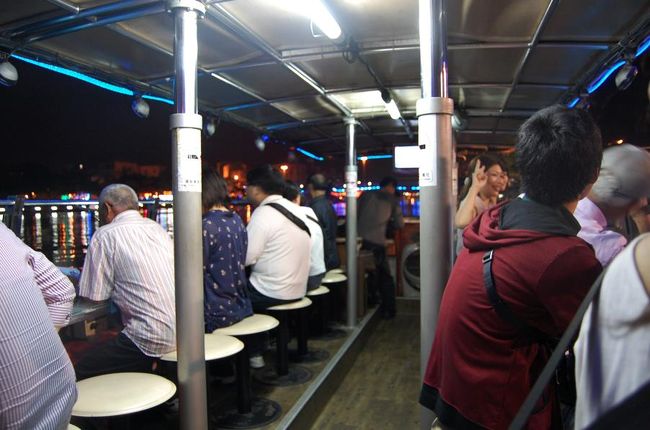 こんな風に、すべての座席が外を向いている。<br />日本語のアナウンスもあり、愛河の歴史を説明してくれます。<br /><br />私たちは、愛河の水の汚さに薄々気付いていたけど、<br />途中それを自白するような説明があって、日本人客は笑ってた。<br />水質改善がんばって！