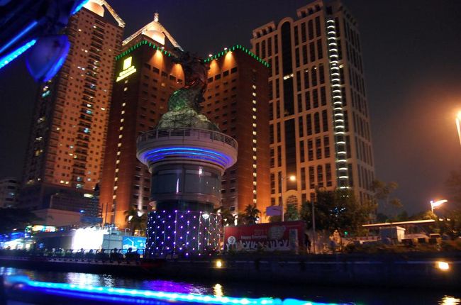 どこかのホテルっぽい。きれい。<br />20分ほどのプチクルーズ。<br />手軽でいいね！<br /><br />愛河をあとにして、六合夜市まで歩いてみることに。<br />途中でオシャレなお菓子屋さんでパイナップルケーキを買ったりしながらぷらーっと行ったので、30分ぐらいかかったかな。笑