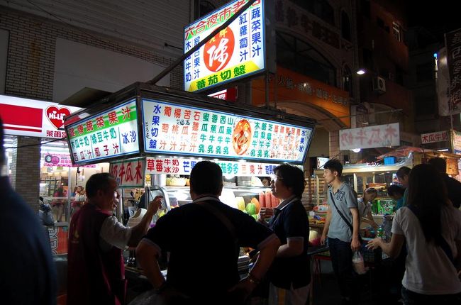 喉乾いたので、元気なおじさんがいるジュース屋さんへ！<br />何にしようかな〜！