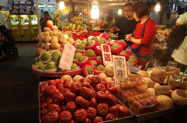 果物屋さんと海産物が多いあたり、高雄らしい。<br />