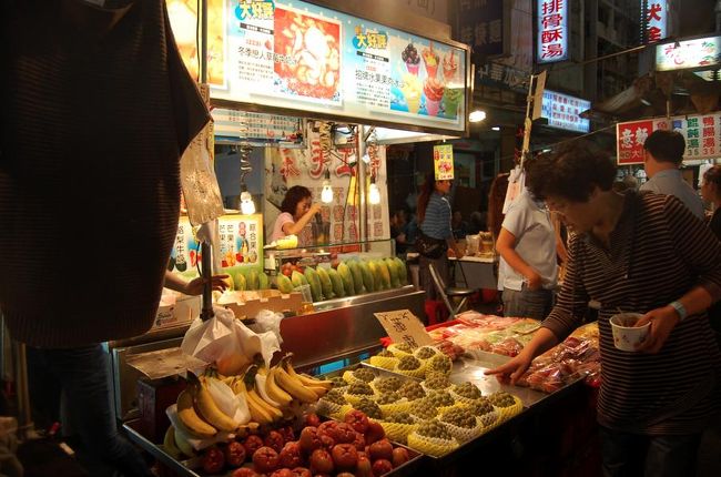 あとで食べるようにマンゴー買いましょう〜<br />１パックで60元（約162円）<br />