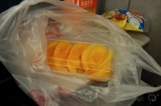 夜市で買ったマンゴーを食べることに。<br />完熟！<br />めちゃくちゃうまい！！！！！！<br />旬じゃないのに！！！<br />これが60元なんて信じられない！<br /><br /><br />友達とふたり、ただただ驚き！<br />全部食べたいのを我慢して、残りはホテルで冷やして食べました。<br />最高！