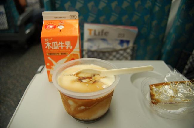 左營で新幹線の切符を買って、乗車！<br />駅のセブンイレブンで買った、木瓜牛乳と豆花を食べる。<br />どっちも大好き。<br /><br />夜市で食べ物買い込んでくればよかった〜<br />あとでならまだ食べれたな〜(笑)