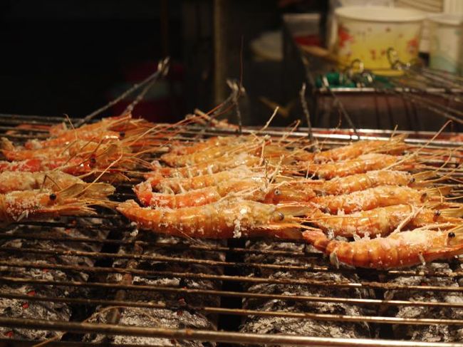 エビの塩焼き。<br />うまそ〜ここでちょっとしたトラブルがあり面倒なことに。<br />二重にお金払うところでした。<br /><br />１パックしかいらないのに、最終的に２パック購入。<br />150元×2=300元（約810円）<br /><br />１パックは、パックのまま鉄板のところに放置してたから、<br />パックの容器がドロドロに溶けてて、食べられなかったし。<br />こういう失敗もあるね〜