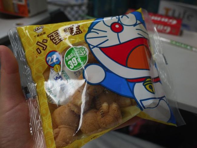 セブンで売ってるこれオススメ。<br />22元（約60円）<br /><br />ドラえもんのなんの変哲もない、人形焼きのようなもの。