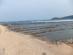 橋を渡ると青島に到着です。島の右側の浜には独特の文様を見せる”鬼の洗濯板”がありました。
