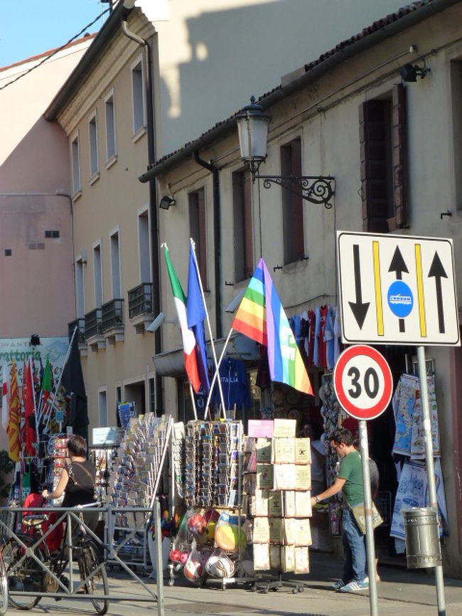 ベルディ街に入り<br />土産物店の色彩が美しい