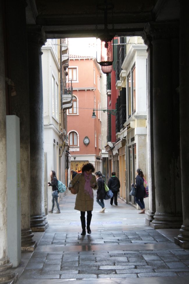 2011.10.18（火Tues)<br />ヴェネチアの夜明け・日の出（第1回編集）の撮影を終えて、これからホテルへ戻って朝食です。<br />サン・マルコ広場の西の出入り口　8：36<br />足早に通勤、通学する人々の姿が見られます。<br />まだ観光客は朝食のさなかでしょう。私はまだです。　<br />グー！