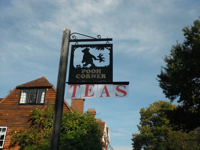 到着です!<br /><br />早速中に入ってみます。<br /><br />プーさんがいっぱい!、、と思いきやそうでもありませんでした(笑)<br /><br />商品数は多かったのですが、種類はそこまで多くありません。<br />タオルとか欲しかったのですがそういうのはありませんでした。<br /><br />でも念願だったので嬉しいです☆<br /><br />カフェもあるので、せっかくなのでここでお昼にすることにします。