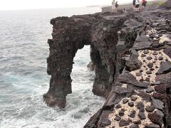 この行き止まりから海のほうへ行くと、ホレイ・シーアーチがあります。

どうやったらこんな風に溶岩が固まるんでしょうか？？