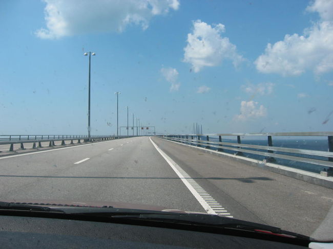 長い橋を前にしたショット、写真に汚れが見えるのは、高速を走ると、結構、様々な虫が避けきれずにフロントガラスにぶつかって潰れて、フロントガラスを汚してしまうせいです。