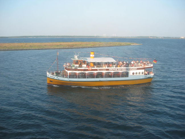 ロストックから来る観光船とすれ違いました。