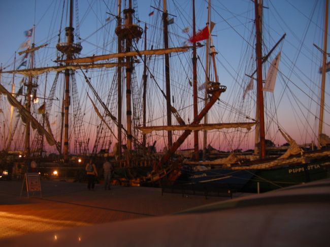 食事の後、海辺に歩いて行くと帆船がありました。