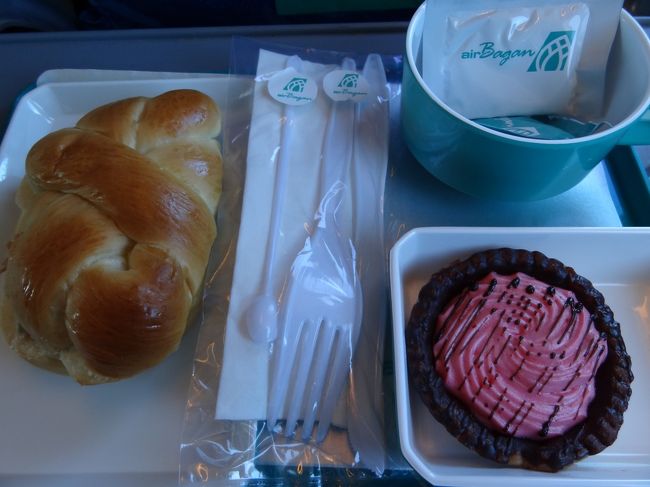 ヤンゴンの空港で現地旅行会社の人とミートして<br />バガンまでの航空券とホテルバウチャーを受け取りました。<br /><br />利用したのは『G＆G』<br />メールの問い合わせにも迅速・丁寧に対応。<br /><br />同日乗り継ぎで、エアバガン。<br />この写真の機内食、結構、美味しかった。<br />ツナサンド、パンもやわらか。