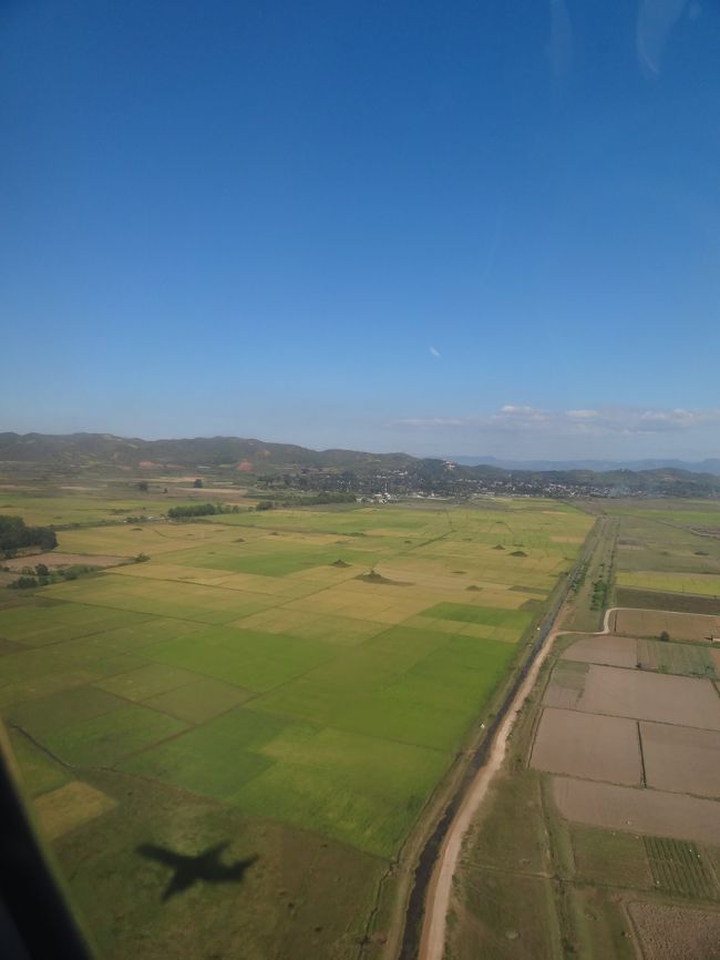 ヘーホー・マンダレイと経由して<br />目指すはバガン。<br />飛行機なのにまるでバスのよう。<br />目的地に着いた人だけ下りて、<br />数分後、入れ替わり新たな人が乗ってくる。<br />