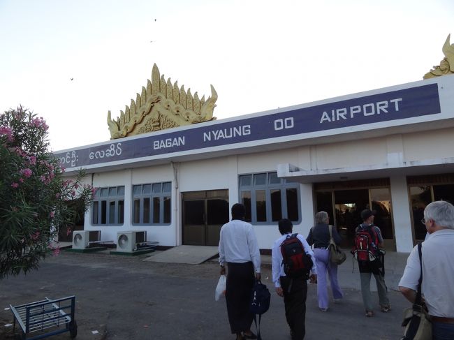 ふぅ〜。<br />2時過ぎにヤンゴンを出発して<br />バガンに付いたのは4時半ごろ。<br /><br />でも、この日はとてもいい天気。<br />ホテルに直接行くのはもったいないので<br />あらかじめ目星をつけておいた<br />夕日スポットらしい寺院へ<br />タクシー料金に色をつけ、寄ってもらうことに。